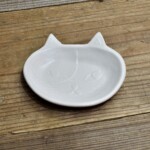 益子 よしざわ窯 猫豆皿 シロ - 世田谷雑貨店LOU&DECO(ルーアンドデコ)