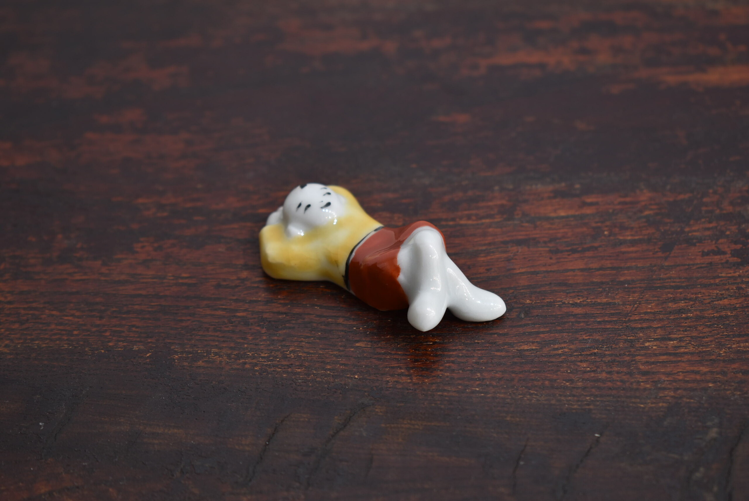 新道工房 色絵 やる気のない唐子箸置き - 世田谷雑貨店LOU&DECO