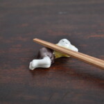 新道工房　唐子レンゲ　箸置き 新道工房 色絵 やる気のない唐子箸置き - 世田谷雑貨店LOU&DECO