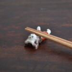 新道工房 色絵 やる気のない唐子箸置き - 世田谷雑貨店LOU&DECO